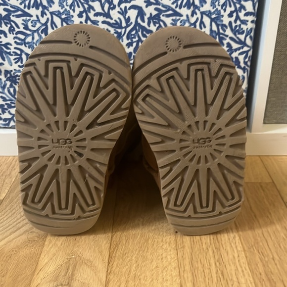 Toddle Uggs and pink bows - Picture 6 of 7